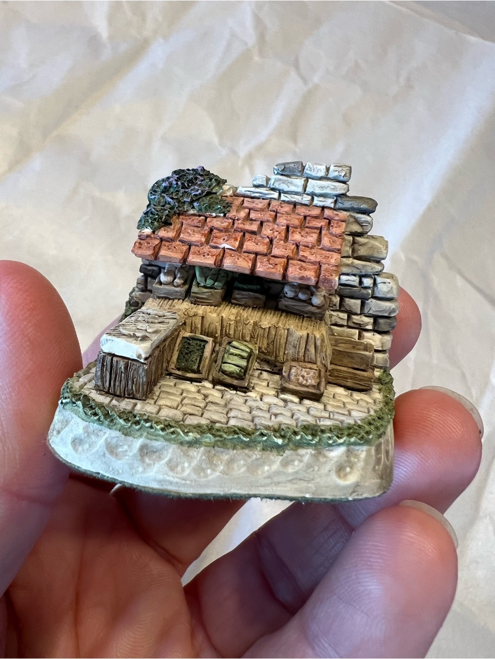 Vintage David Winter cameo’s market day 1991 Mini Cottage Sculpture